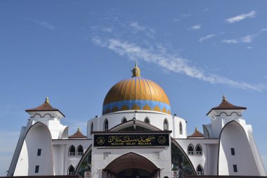 Malacca, Malezya - 3 Haziran 2025; Melaka Boğazı Camii (Mescid Selat Melaka), Malezya 'nın Malezya kenti yakınlarındaki insan yapımı Malacca Adası' nda yer alan bir camidir.