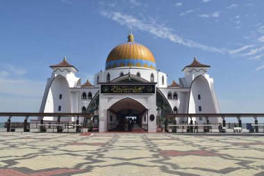 Malacca, Malezya - 3 Haziran 2025; Melaka Boğazı Camii (Mescid Selat Melaka), Malezya 'nın Malezya kenti yakınlarındaki insan yapımı Malacca Adası' nda yer alan bir camidir.