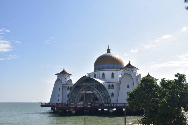 Malacca, Malezya - 3 Haziran 2025; Melaka Boğazı Camii (Mescid Selat Melaka), Malezya 'nın Malezya kenti yakınlarındaki insan yapımı Malacca Adası' nda yer alan bir camidir.