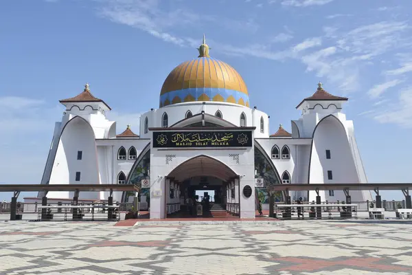 Malacca, Malezya - 3 Haziran 2025; Melaka Boğazı Camii (Mescid Selat Melaka), Malezya 'nın Malezya kenti yakınlarındaki insan yapımı Malacca Adası' nda yer alan bir camidir.