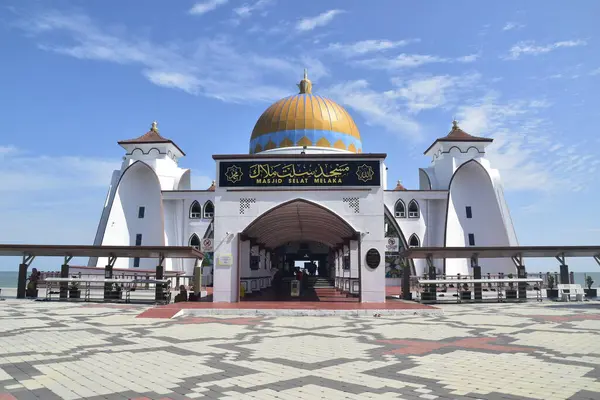 Malacca, Malezya - 3 Haziran 2025; Melaka Boğazı Camii (Mescid Selat Melaka), Malezya 'nın Malezya kenti yakınlarındaki insan yapımı Malacca Adası' nda yer alan bir camidir.