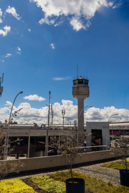 Rionegro Havaalanı Kontrol Kulesi 'nin dış görüntüsü