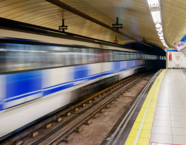 Metro treni Madrid Metro İstasyonlarından birinin önünden geçiyor.