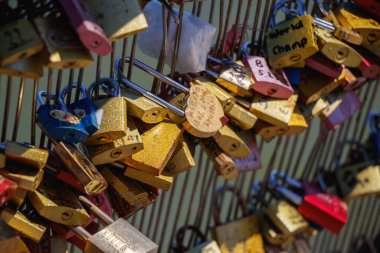 Esrar Sanatları ya da Sevgiler Köprüsü 'nde asılı İşaretli ve İşaretli Kilitler