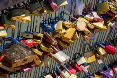 Esrar Sanatları ya da Sevgiler Köprüsü 'nde asılı İşaretli ve İşaretli Kilitler