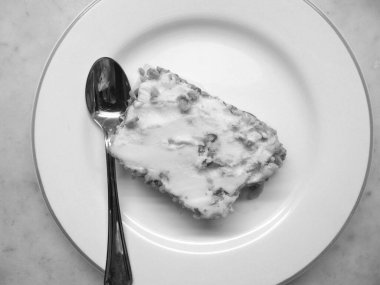 Bir dilim bademli dondurma, siyah beyaz tatlı.