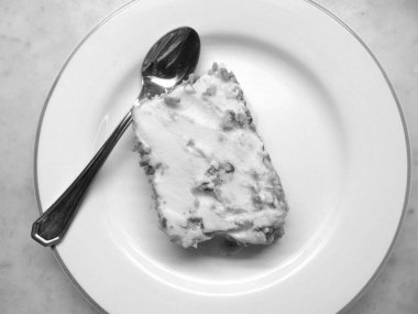 Bir dilim bademli dondurma, siyah beyaz tatlı.