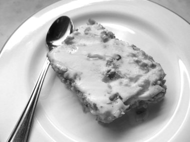 Bir dilim bademli dondurma, siyah beyaz tatlı.