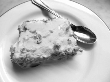 Bir dilim bademli dondurma, siyah beyaz tatlı.