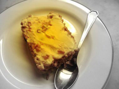 Porselen tabakta bir dilim bademli dondurma.