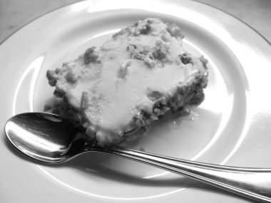 Bir dilim bademli dondurma, siyah beyaz tatlı.