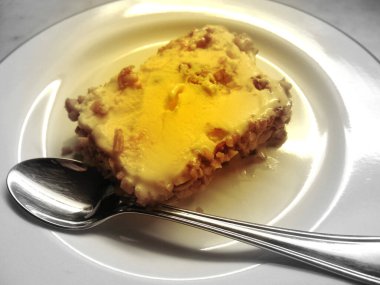 Porselen tabakta bir dilim bademli dondurma.