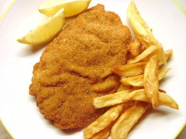 Patates kızartması ve limon dilimleri soslu pirzola.