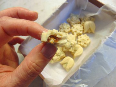 Yarım ısırılmış çikolatalı bomba ve içinde daha fazla çikolata olan bir kutu.