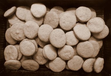 kakao aromalı kurabiyeler arka planda, sepia tonlarında