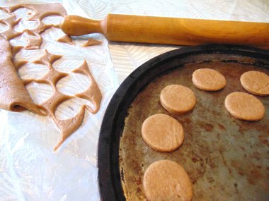 Giving shape to cocoa flavoured cookies 