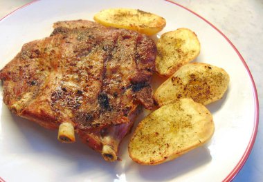 Izgara pirzola ve patates.