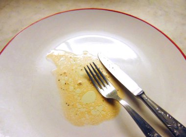 İçinde yiyecek kalıntıları olan boş bir tabak.