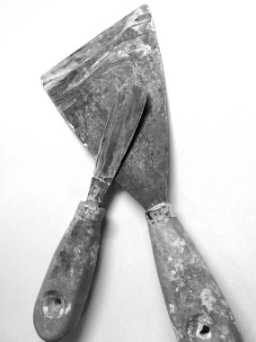 Plastik alçıyla boyanmış bir çift eski spatula.