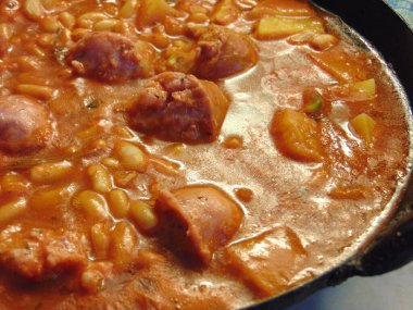 Domates soslu beyaz fasulye.