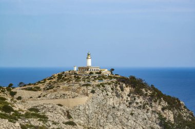 Deniz feneri Cape Formentor 'u denizin önünde