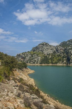 Güzel bir deniz ve dağ manzarası