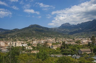 İspanya 'nın Mallorca tatil adasındaki Sller kasabasının manzarası. Mallorca, Balear Adalarından biridir..