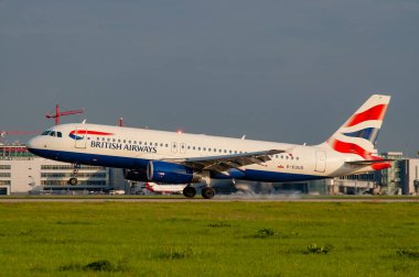Dsseldorf, Almanya - 27 Nisan 2006: DUS 'a indikten sonra British Airways' den bir Airbus A320