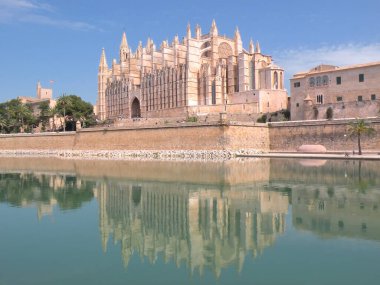 İspanya 'nın Mallorca şehrinin Akdeniz adası Mallorca' daki katedrali..