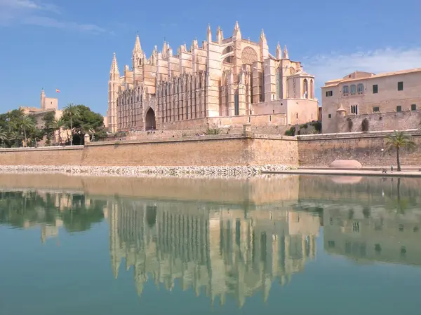 İspanya 'nın Mallorca şehrinin Akdeniz adası Mallorca' daki katedrali..