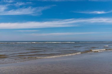 Callantsoog Hollanda Mavi gökyüzü ve küçük dalgalarla Kuzey Denizi kıyıları