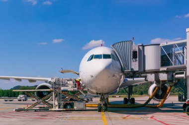 ZRICH, SWIS 16. Temmuz 2008: İsviçre uçağı uçuşa hazırlanıyor