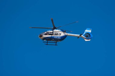 DUESSELDORF; GERMANY - 29 Nisan 2024: Güzel bir bahar günü NRW polis helikopteri güzel bir bahar gününde
