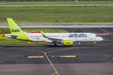 DUESSELDORF; GERMANY - 29 Nisan 2024: AirBaltic Airbus A220 piste iniyor