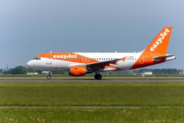 AMSTERDAM, NETHERLANDS - 18. Mayıs 2023: Kalkıştan kısa bir süre önce EasyJet Airbus A319.
