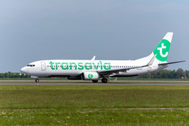 AMSTERDAM, NETHERLANDS - 18. Mayıs 2023: Transavia Boeing 737 kalkıştan kısa bir süre önce.