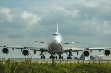 AMSTERDAM, NETHERLANDS - 21 Ağustos 2006: Havaalanındaki Boeing 747 korkuluğu.