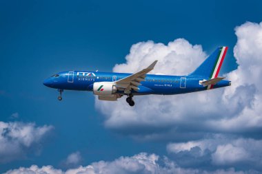 FRANKFURT, GERMANY - 21 Temmuz 2024: ITA Airbus bulutlu ve güneşli bir yaz gökyüzü önünde yaklaşıyor.