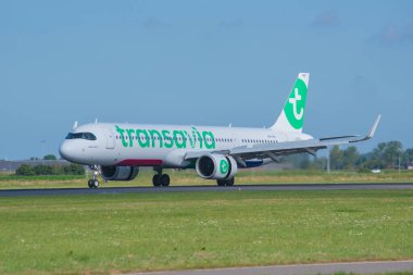 AMSTERDAM, NETHERLANDS - 07. 24 Ağustos: AMS 'ye Transavia Airbus A321 inişi