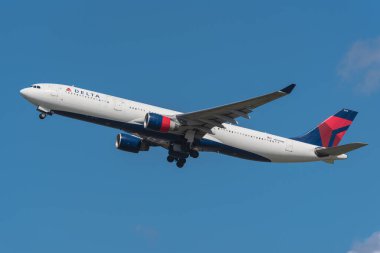 AMSTERDAM, NETHERLANDS - 07. 24 Ağustos: Delta Airbus A330 'un kalkışı son varış noktasına doğru yapılıyor.