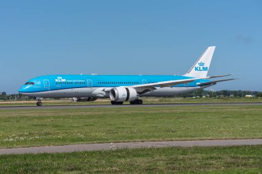 AMSTERDAM, NETHERLANDS - 07. 24 Ağustos: AMS 'ye bir KLM Dreamliner B787 inişi