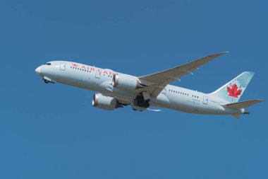 AMSTERDAM, NETHERLANDS - 07. 24 Ağustos: Bir Air Canada Dreamliner 'ın kalkışı son durağına gidiyor.