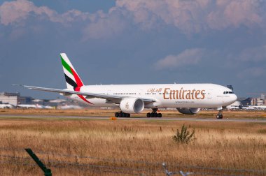 Frankfurt, Almanya - 28. Juli 2010: Emirlikler B777 A6-ECU, FRA 'da havalanmadan kısa bir süre önce