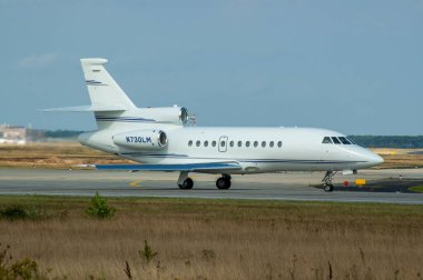 Frankfurt, Almanya - 28 Temmuz 2010: FRA kalkışından kısa bir süre önce Pivate Dassault Falcon 900EX 