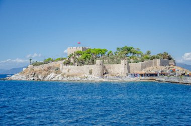 Türk Ege Denizi 'nde Kusadasi kalesi olan ada.