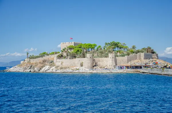 Türk Ege Denizi 'nde Kusadasi kalesi olan ada.