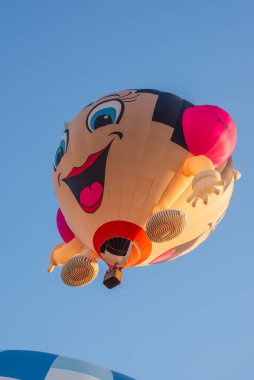 Bonn, Almanya - 10.06.2023: Oyuncak bebek şeklinde sıcak hava balonu.