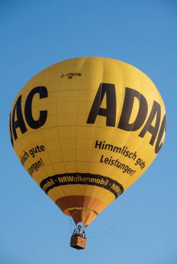 Bonn, Almanya - 10.06.2023: Balon zarfında sponsorlu sıcak hava balonu