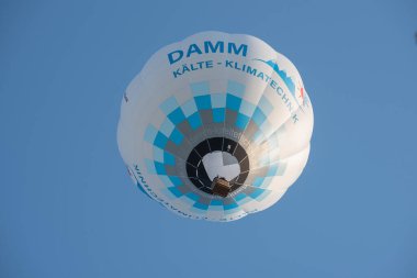 Bonn, Almanya - 10.06.2023: Balon zarfında sponsorlu sıcak hava balonu