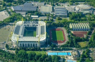 Dortmund, Almanya - 18.07.2014: Sergi alanı ve futbol stadyumuyla Dortmund şehir merkezinin havadan görünüşü.